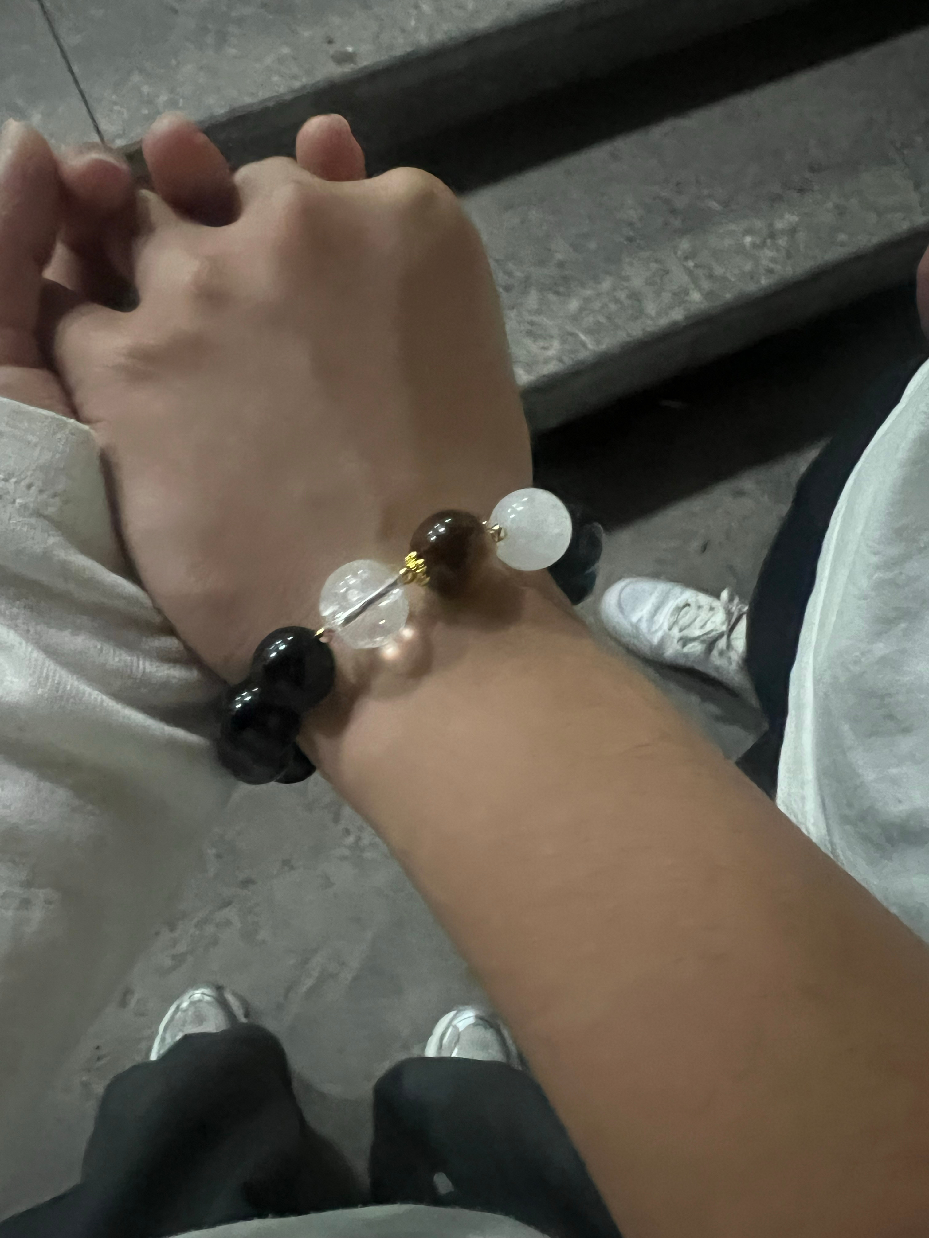 1️⃣七夕下班以后跟金鑫去吃好吃的，两个人也是狠狠奢侈了一把，我感觉我们俩是完全能干出来那种进门发现这个店很贵吃不起，然后转头就走的人，我真的很想上班，这样起码有工资，每天实习真的很疲惫🫩

2️⃣学校苹果树上摘的果子，狠狠摘了三棵树，好吃！酸甜！有苹果味！（这个评论真的很有AI短剧 ​