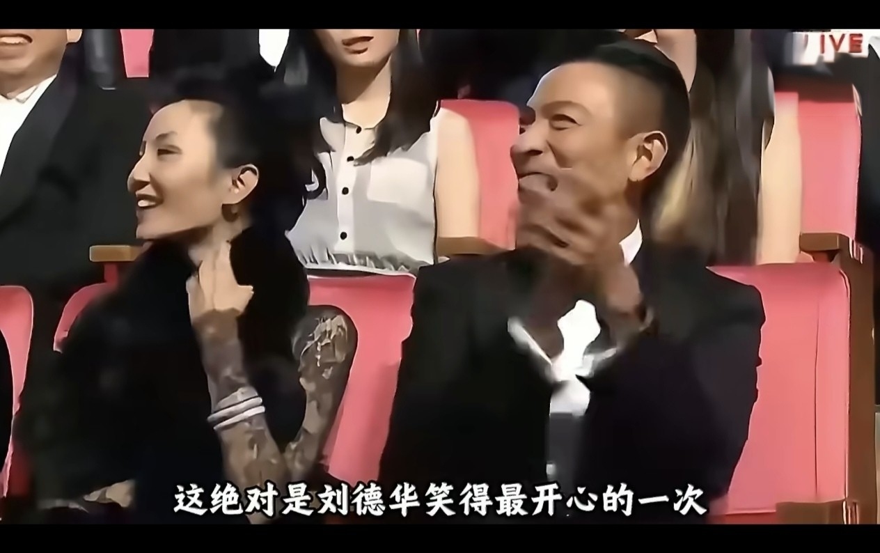 黄渤曾高情商回怼过蔡康永，
金马奖上当年黄渤接的那句话，
如今再看句句都是分量。

金马奖上蔡康永来了句：这是我家，不是你家。

把气氛搞得凝固，黄渤指了指他背后的马造型，说:只见过人骑马，从没见过马骑人。

一句话全场爆笑，刘德华带头鼓掌，这话不止好笑，更是绵里藏针话里有话，懂的人自然懂。

最近