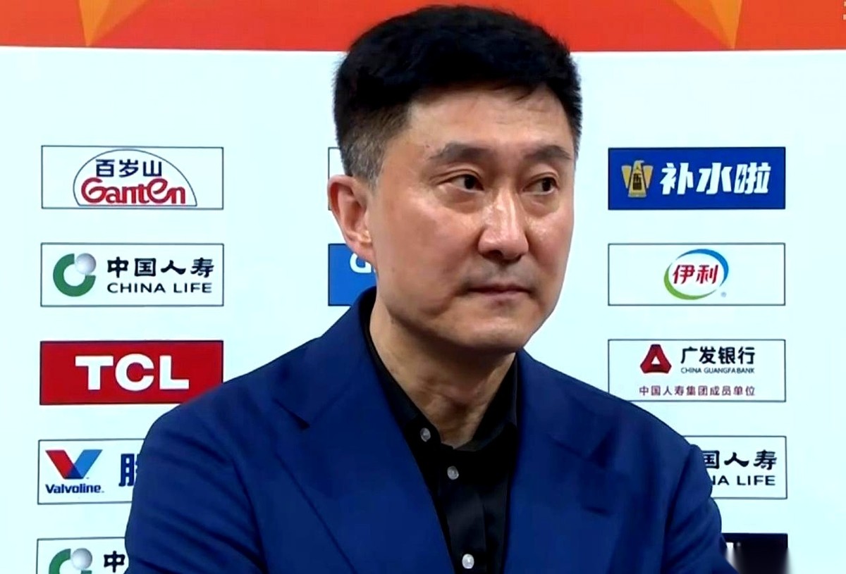 91比93，广东男篮两分惜败福建。 比分定格的那一刻，全场目光都锁在了...