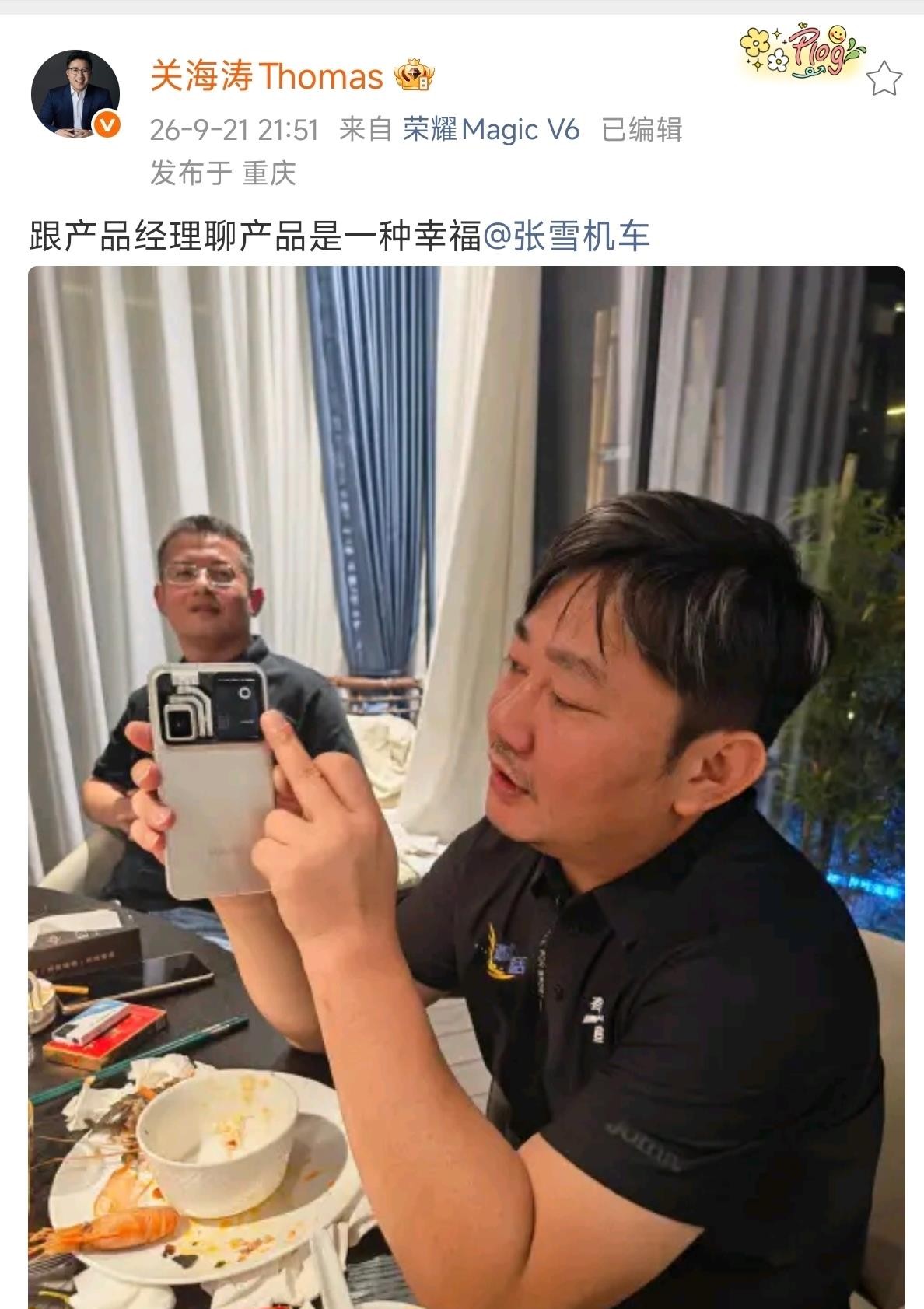 属实。荣耀高管和张雪这顿饭，劲酒下肚，手里把玩的是荣耀RobotPhone——三轴机械防抖云台配2亿像素传感器，全球首款机器人手机，9999元起。两个造硬件的人，聊的全是这东西到底能不能打。
张雪的战绩同样属实：修车学徒出身，带队在WSBK葡萄牙站拿下中国摩托车品牌历史首冠，甩开对手3.685秒。他