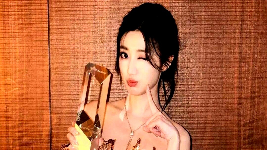 吴谨言这次没选一线生咖，新剧直接搭了邓凯。

《刀笔娘子》定在横店开拍，拍摄周期都定好了。女二是黄羿，跟着走市井讼案的线。这戏是古代女讼师题材，主线就是女子执笔辩案、替百姓伸冤，彻头彻尾的大女主。

从当年一路杀出来的复仇宫女，到如今直接上公堂辩案的女讼师，吴谨言在大女主这个赛道算是彻底扎下去了。找
