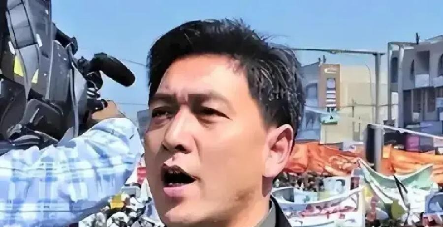水均益63岁，骑健身单车半小时蹬了12公里，满头大汗，对着镜头说了一句话，到一定岁数还是要关注自己的健康，能够管住嘴，迈开腿，就不要犯懒。
这不是什么综艺片段，是他自己发的居家视频。
同一天，他的晚饭是四个甘肃定西土豆。朋友从甘肃寄来一箱，他说在老家这东西叫洋芋，一次性烤了四个，烤足50分钟，蘸料懒