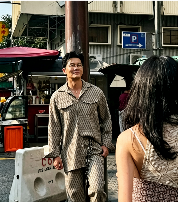 李晨的处境。
太尴尬了。
快五十岁守了跑男整整十年，如今影视综艺两头都卡在了瓶颈里。
早年他是正剧圈的香饽饽，《士兵突击》《我的团长我的团》部部口碑爆款，硬汉形象深入人心，妥妥的一线实力派。2014 年跑男爆火，他靠节目瞬间拉满国民度，比起拍戏熬夜吃苦、扛收视压力，录综艺轻松赚钱快、曝光又稳定，他一