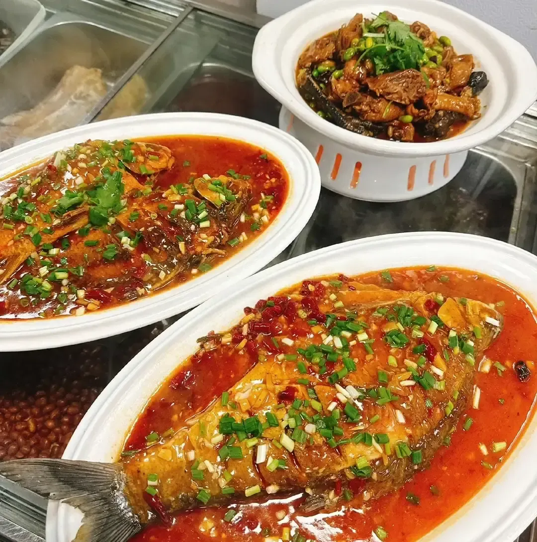 刷到热搜说“好家庭得夫妻一起使劲”，评论区全是“说得太对”我翻了下，源...