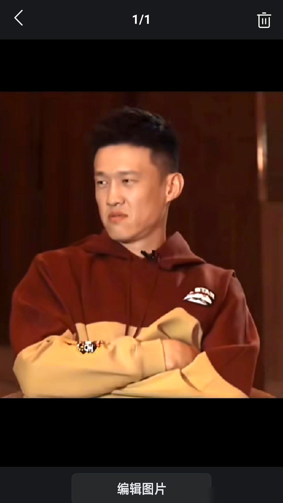 周鹏被问现役最欣赏谁，脱口而出俩字：赵睿。
他说赵睿打球不要命，实在不行也要咬你一口，这种拼刺刀的劲头，现在男篮太缺了。赵睿在国际赛场确实不虚，敢拿身体往里撞，欧洲后卫也没几个能让他怂的。
但球迷吵翻了。一边说男篮就需要这种硬汉，带伤上、敢对抗。另一边翻旧账，说他脾气爆，曾让球迷回去打馕吧，后又