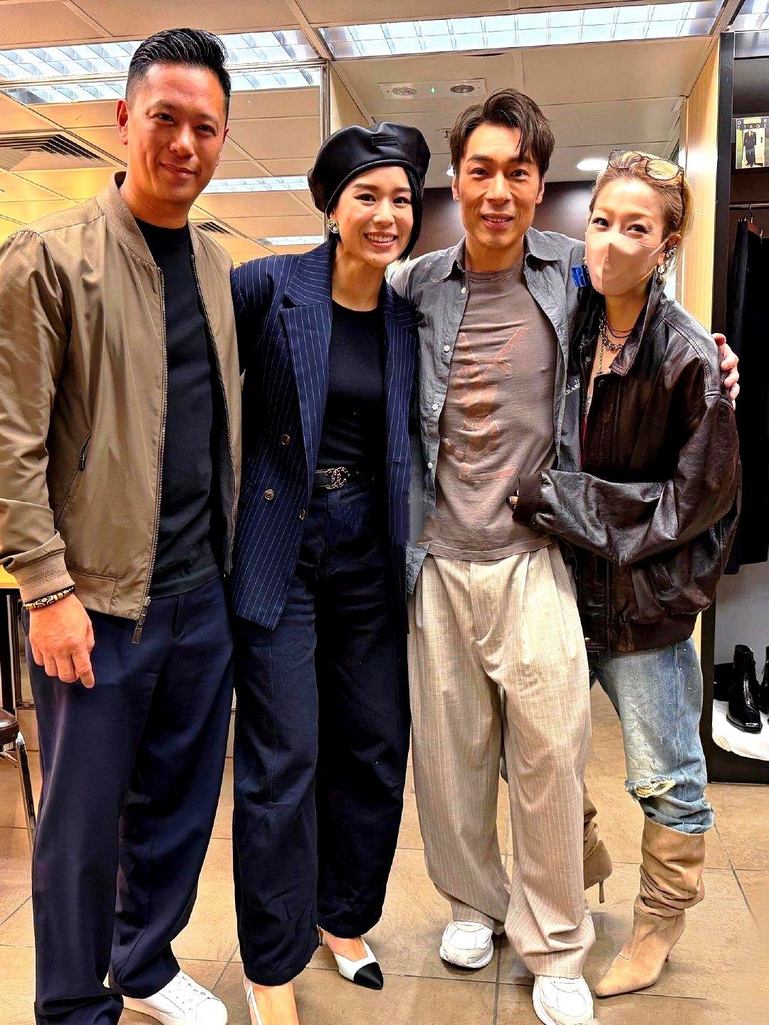 紧紧搂着腰，满眼全是欣赏。多次传出婚变的郑秀文和许志安，同框状态让人意外。

许志安演唱会后台，胡杏儿带老公李秉德现身捧场。李秉德头发梳得油光整齐，身姿挺拔，把身材高挑的胡杏儿衬得一脸幸福，这对夫妻确实般配。

但四人合影的焦点全在另一边。

合照时郑秀文紧紧搂住许志安的腰部，眼神里全是对老公的欣赏