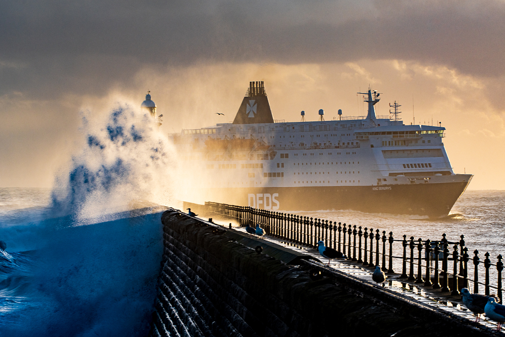 海浪拍打英國碼頭燈塔 好似驚濤拍岸激起千層雪-圖2