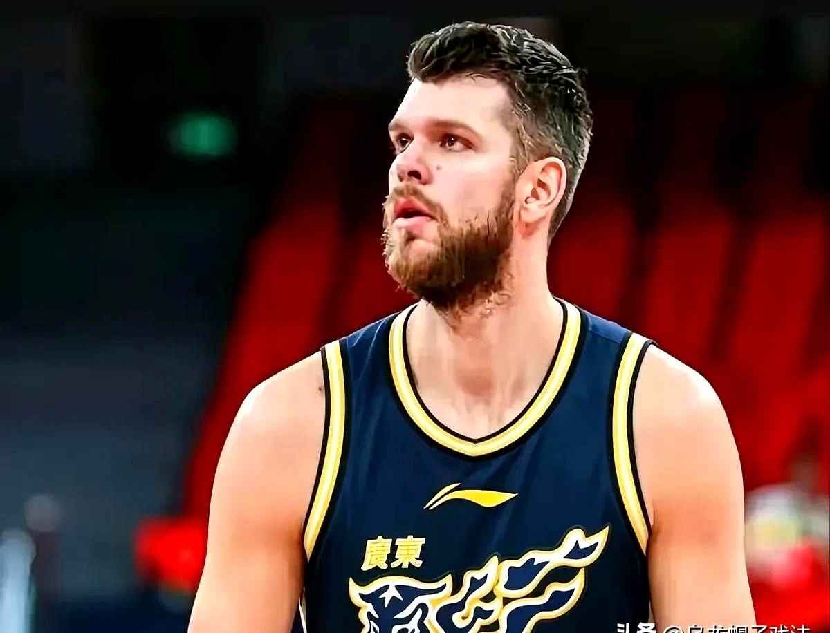 广东队这球刚失误，杜锋指导眉头一皱。  助理教练拉多维奇弯腰捡起战术板...