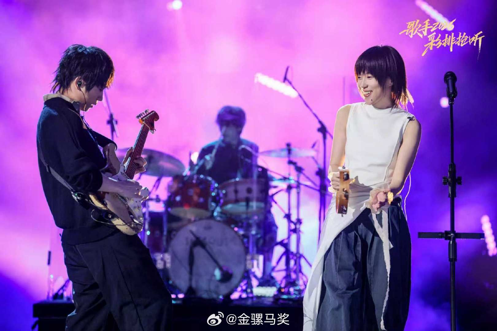 锁定抢先音源！随性声线包裹精致编曲，整首《BIRDS OF A FE...