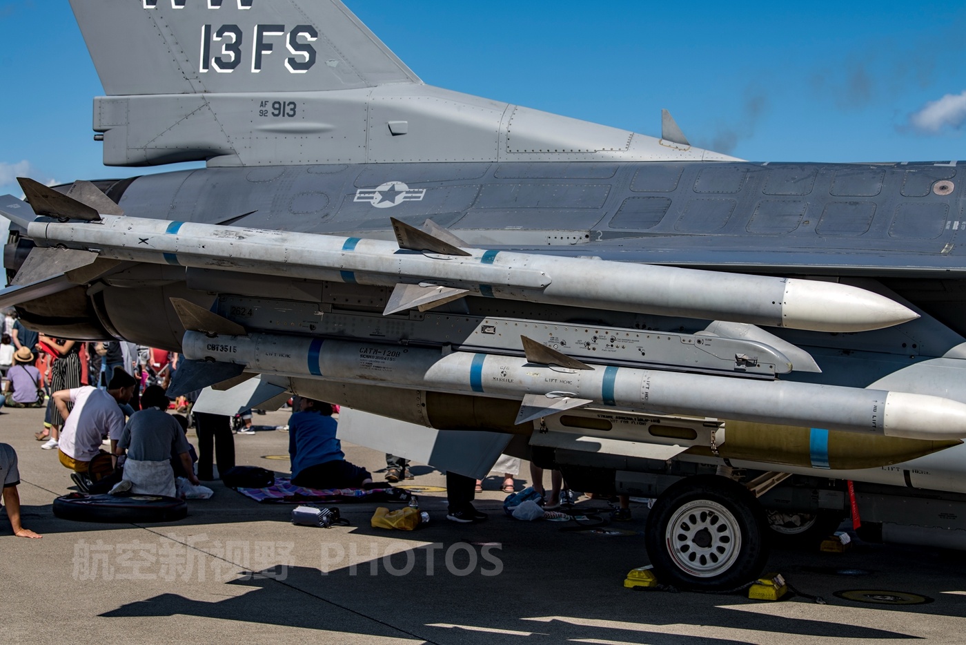美国空军F-16CM战斗机装备的AIM-120B中距空空导弹，俄罗斯制...