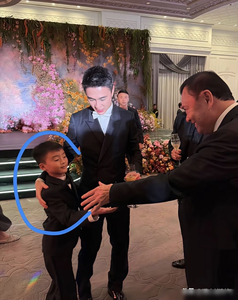 赌王长孙正脸照流出来了，五官挑着长的，腿长随了奚梦瑶，个子蹿得比爹猛。答谢宴上各房姐姐全到齐，何猷君站儿子旁边，愣是矮了半头。
他倒不避讳，婚礼上就拿自己开涮，说矮人家半个头还硬追小明。网友翻出赌王年轻时的照片对比，眉眼确实有那股劲儿。
奚梦瑶早前被拍到带孩子逛街，就求过媒体，打码精细点，最好打