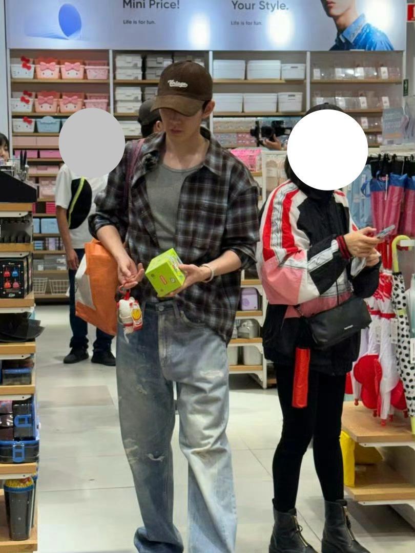   跟大哥哥出门好安逸不用背包[开学季]也不知道家为买了些什么好东西 ​​​