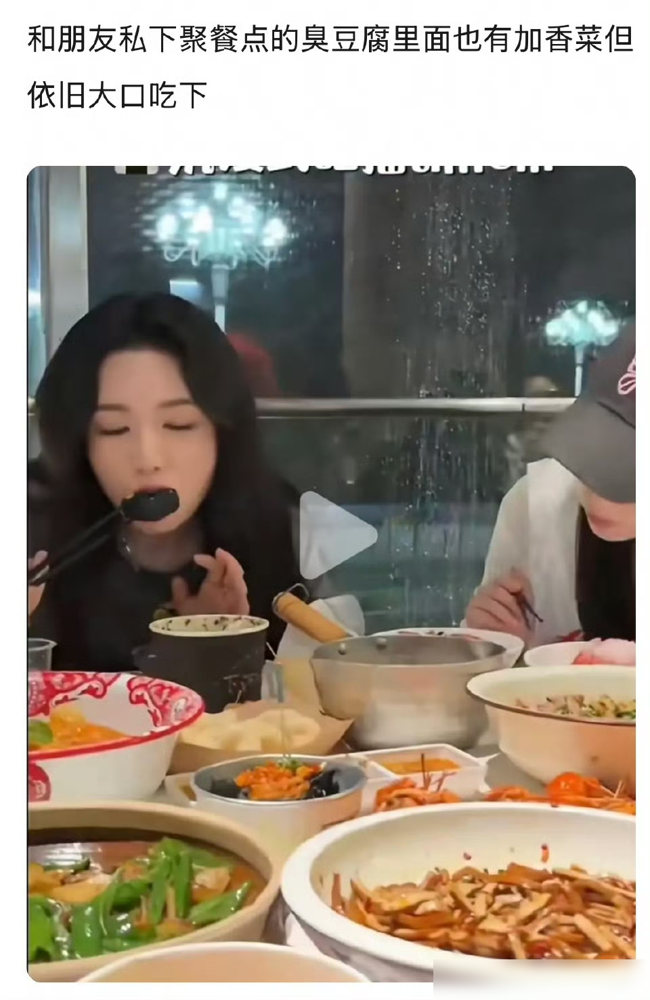 综艺里哭着说亲妈记不住自己不吃香菜，转头网友扒出她早年吃播啃香菜根，吃得比谁都香。
《我家那闺女2026》播了，代露娃自述打小不吃香菜、姜、鱼，亲妈熬汤还撒香菜，话里话外透着原生家庭的忽视和委屈。热搜刚挂上，旧物料就来了。之前吃播，挑战生啃香菜根，面不改色。聚餐吃臭豆腐，上头铺满香菜，一口接一口。