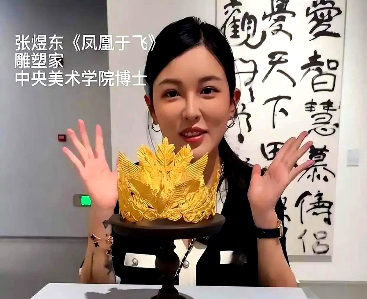 千万粉丝博主张凯毅在哺乳期宣布了离婚。
她前夫求婚时曾亲手用四斤黄金打过一顶凤冠，还送出过一颗四克拉的钻戒。
这位女博主发完一句“心服口服”，并没有向外界细说这段婚姻里具体受了什么委屈。
你看，感情这事儿，有时候真是一场高开低走的戏。
四斤重的黄金顶在头上到底有多沉？四克拉的钻戒戴在手上能有多闪？