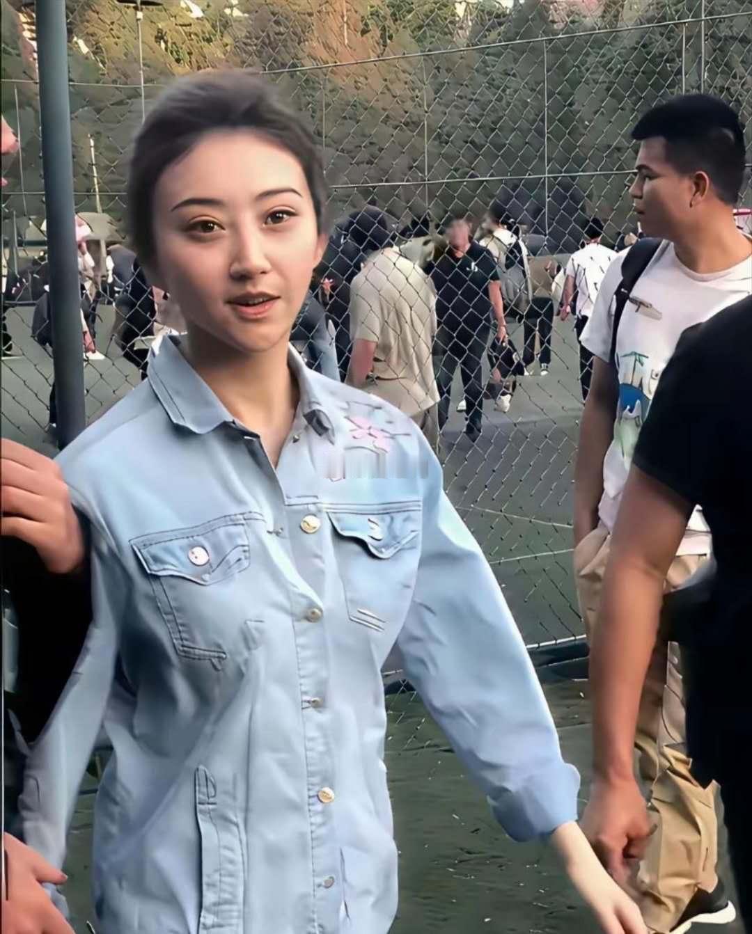 难怪孙宇晨说她很普，放在娱乐圈景甜确实算不上最好看 。 ​