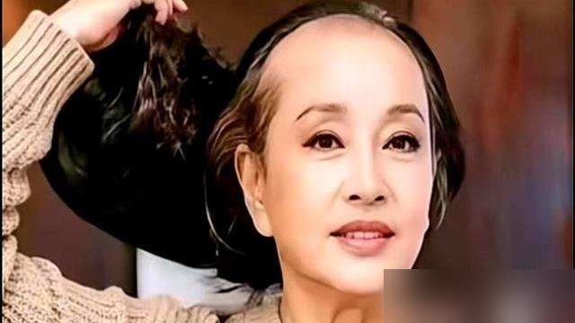 75岁刘晓庆当众把假发扯了。稀疏白发底下，一张脸还在演18岁。
她43岁演武则天，14岁到82岁一个人扛下来，那时候是传奇，毛戈平化妆，剧本也硬。现在75了，还在短剧里扎双丫髻喊武媚娘，跟小30岁的男演员亲嘴。
网友骂她装嫩，骂上十亿阅读。她说：一个演员不是就要去演各种年龄的角色吗，这才叫演员。