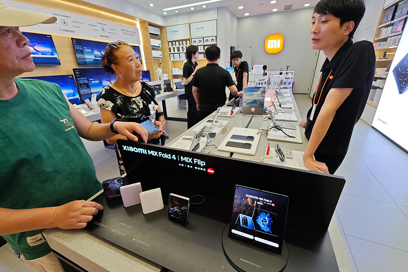 苹果小米华为同日发新机，钱包又被盯上

快手说苹果小米华为齐发新机，微博上&34;新iPhone你买吗&34;吵翻了。我那手机用了四年，电池不行了，本想换。一见价格——顶配折叠屏两万六，直板也快上万，我默默把旧机揣回兜里。

实话实说，新机影像、AI是强，可我也就打个电话、刷刷头条、视频看看孙子。老机型够用，何