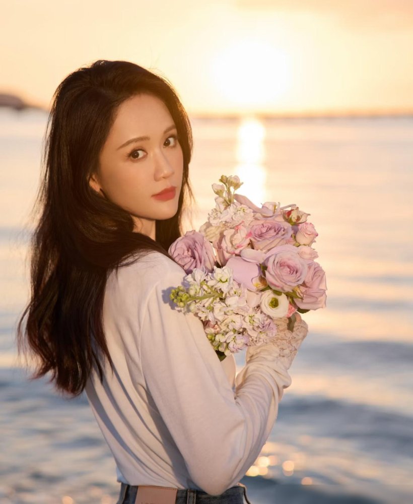 陈乔恩说不要孩子，杜若溪偏把手机怼过去放女儿语音，还问“你听这声音不想生吗”。满屏尴尬。
节目里陈乔恩已经说得够直白：没计划，不生。杜若溪像没听见，继续安利当妈多幸福。陈乔恩全程微笑，没翻脸，也没接茬。
结果网友扒出来，杜若溪自己当年生完从160斤减到100斤，减出中度抑郁，八年半只探班过老公两