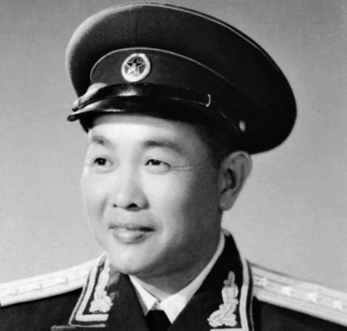 庐山会议后，警卫员古远兴去看望彭老总，小声说：“你总说我比你倔，其实你比我还倔。”

1959年庐山会议后，彭德怀的生活发生了变化。他离开军队领导岗位，搬到北京西北郊的吴家花园，身边的气氛也跟着沉了下来。

就在这段时间，中央警卫师副师长古远兴以检查警卫工作为名，专门去看望彭德怀。两人见面后，古远兴
