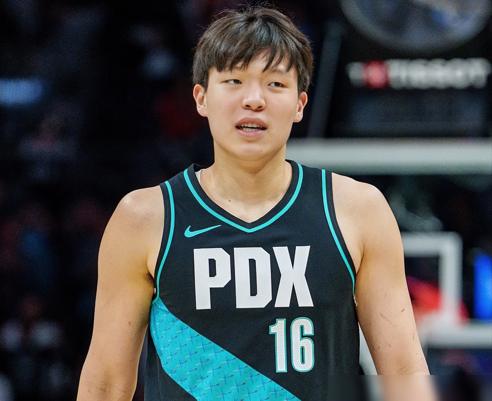 91秒，触球1次，数据全零，杨瀚森的季后赛首秀，到底是创造历史，还是公...