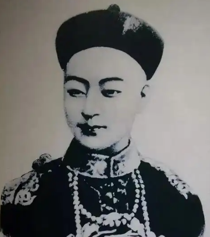 1898年深秋，紫禁城里气氛压抑到了极点。戊戌变法失败，光绪皇帝被幽禁瀛台，形同囚徒，而真正握着这个国家命脉的人，依旧是那位垂帘听政几十年的老太后——慈禧。很多人都好奇过同一个问题：光绪贵为一国之君，为什么终其一生，都没能对这个处处压制自己的女人下手？多年后，末代皇帝溥仪在回忆往事时给出过一种说法—