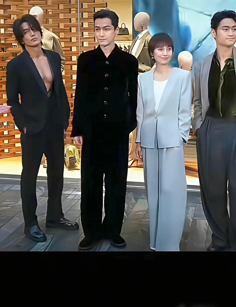 47岁了，言承旭还在台上咬嘴唇甩头发，评论区直接炸了：哥，咱能不装了吗？
网友拿他跟胡歌、袁弘放一块比，话挺狠。说人家那俩是往那儿一站就稳了，他是往那儿一站就“起范儿”。镜头一推近，眉头一皱，嘴角一勾，二十年前的配方一点没变。
可你翻他最近的活儿，真没闲着。10月底刚跟吴建豪、周渝民、阿信搞了个