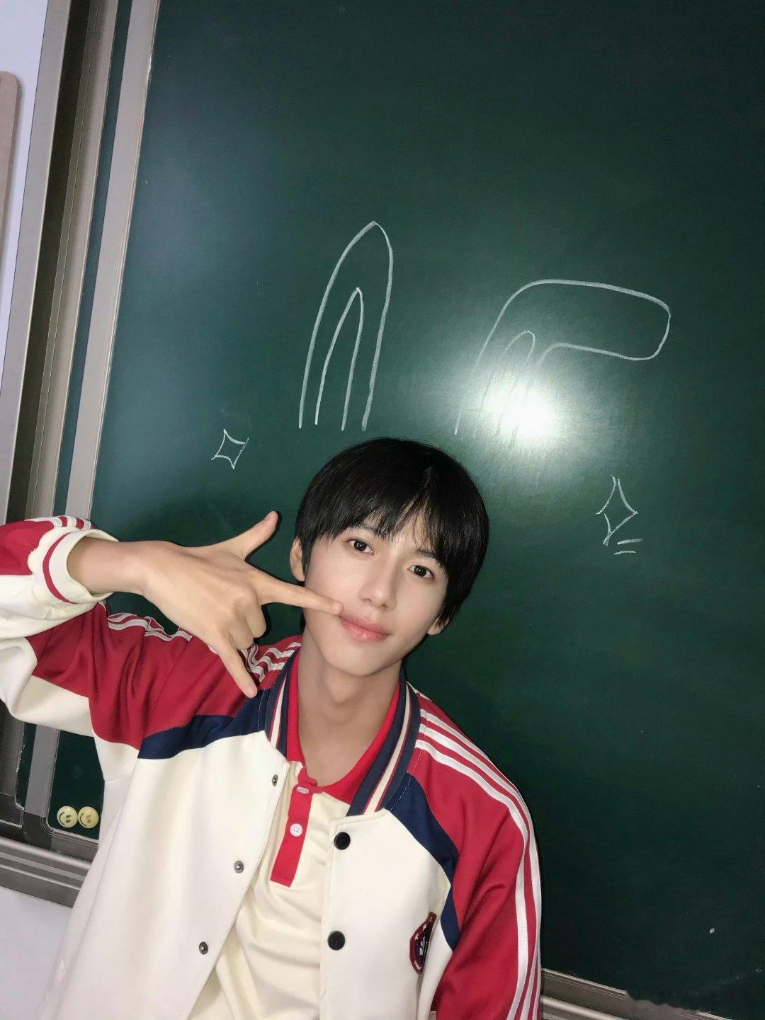 #林子烨[超话]#lzy#林子烨完美伴侣# lzy#向全世界安利林子烨#
 
+.对你的思念.在对视的时候清零💙.

​