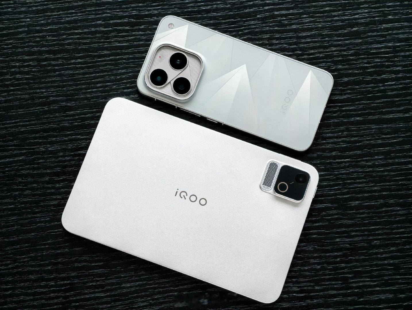 我好像突然get到iQOO16的颜值了，手机和小平板都好帅#iqoo[超话]# ​