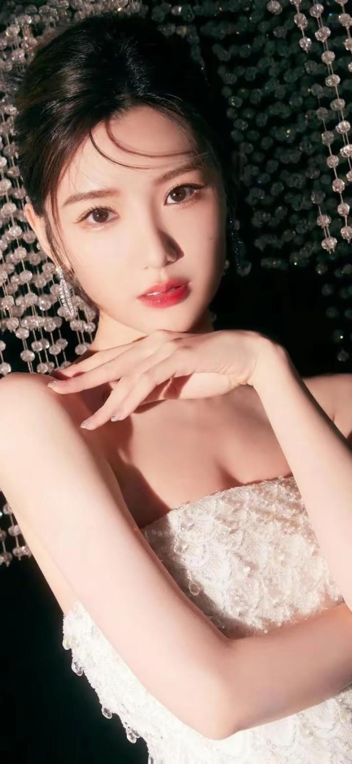 毛晓彤 白色抹胸性感美背