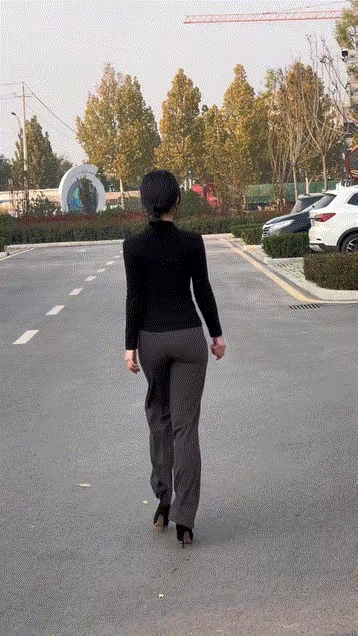 都市女郎的时尚步伐，走在城市的街头。