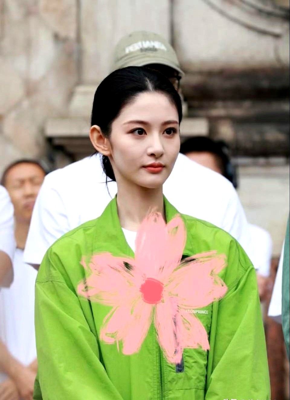 1年前还在剧里演丫鬟，两年时间直接被砸了4部大女主戏。欢娱这个造星速度，确实有点东西。

10月5日，赵晴新剧《无效娇养》开机，搭档金瀚。回头看看她这阵子的饼：《听银》刚杀青是全女主剧，《金吾不禁》是量身定做的古偶，《行止晚》更是年底冲刺的S级项目。搭档从周柯宇到官鸿，清一色的资源倾斜。这哪是捧人，