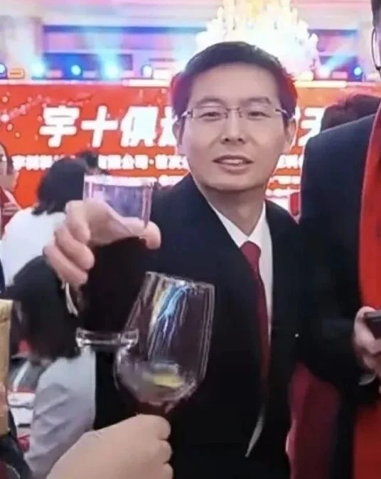 王兴兴敬酒视频流出，终于笑了
