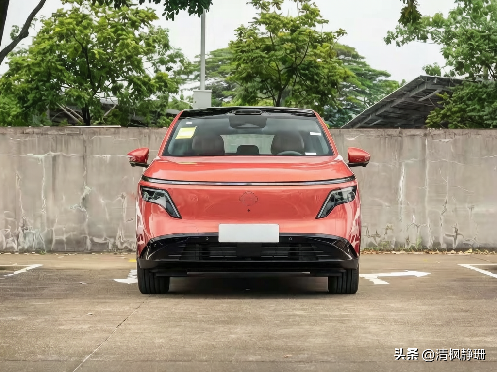 日产NX8新增“喜柿”车色，官方限时价2000元，但只开放给Max和品牌大师版，低配Pro暂时选不了；内饰“橙意”色官方称价值7000元，限时免费送。
外观内饰没有大改，核心还是看配置分级：Max和大师版带激光雷达，支持高速和城市NOA，Pro版只有基础L2。63英寸HUD、25扬声器音响需要选装或