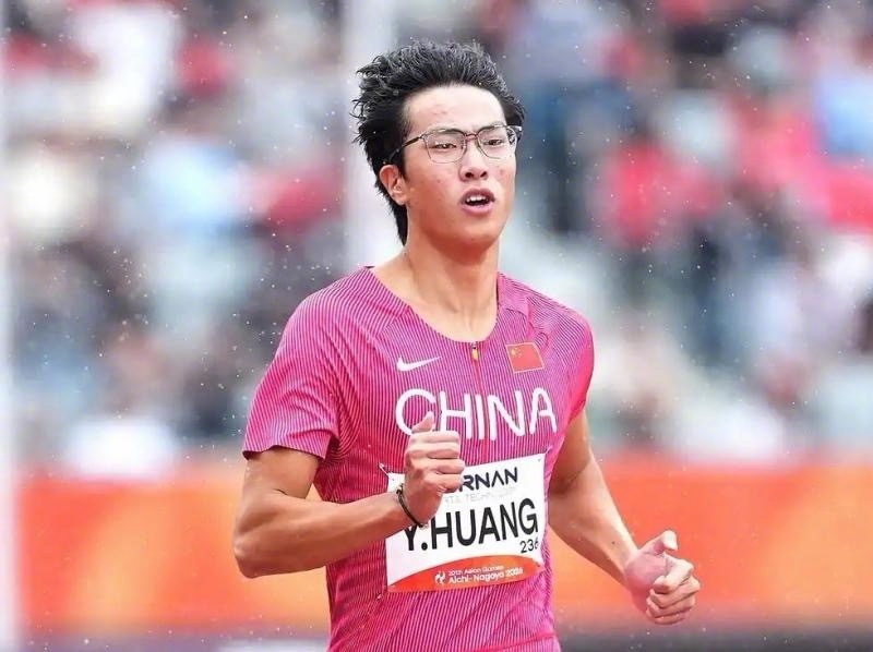 【亚运会｜#黄友闻斩获200米银牌##汶颂追平谢震业亚洲纪录#】9月27日晚，名古屋亚运会田径男子200米决赛展开，泰国新星汶颂跑出19秒88夺金，追平了谢震业在2019年钻石联赛伦敦站创造的亚洲纪录。中国选手黄友闻以20秒45收获银牌。 #黄友闻200米银牌#

泰国新星汶颂此前在男子100米决赛中跑出9秒90的成 ​
