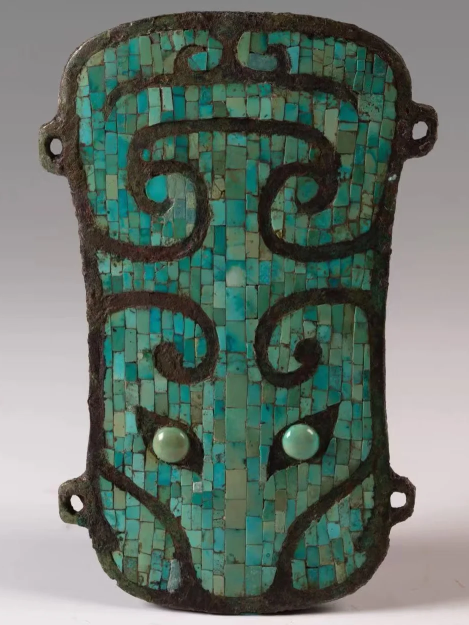 二里头遗址镶嵌绿松石铜牌饰。