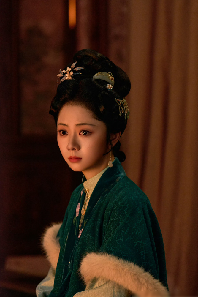 谭松韵新剧扑得悄无声息，我看了三分钟剧透，正片一集没点开。服化道确实是砸了钱的，实景也真，可剧情还是老一套，灭门、宅斗、搞对象，像流水线上换了个标签。最绝的是连名字都分不清，《兰香如故》《梅香如故》《沉香如屑》，听着像一家子出的。观众不是记性差，是压根懒得记了。
一边是平台喊着降本增效，一边是编剧