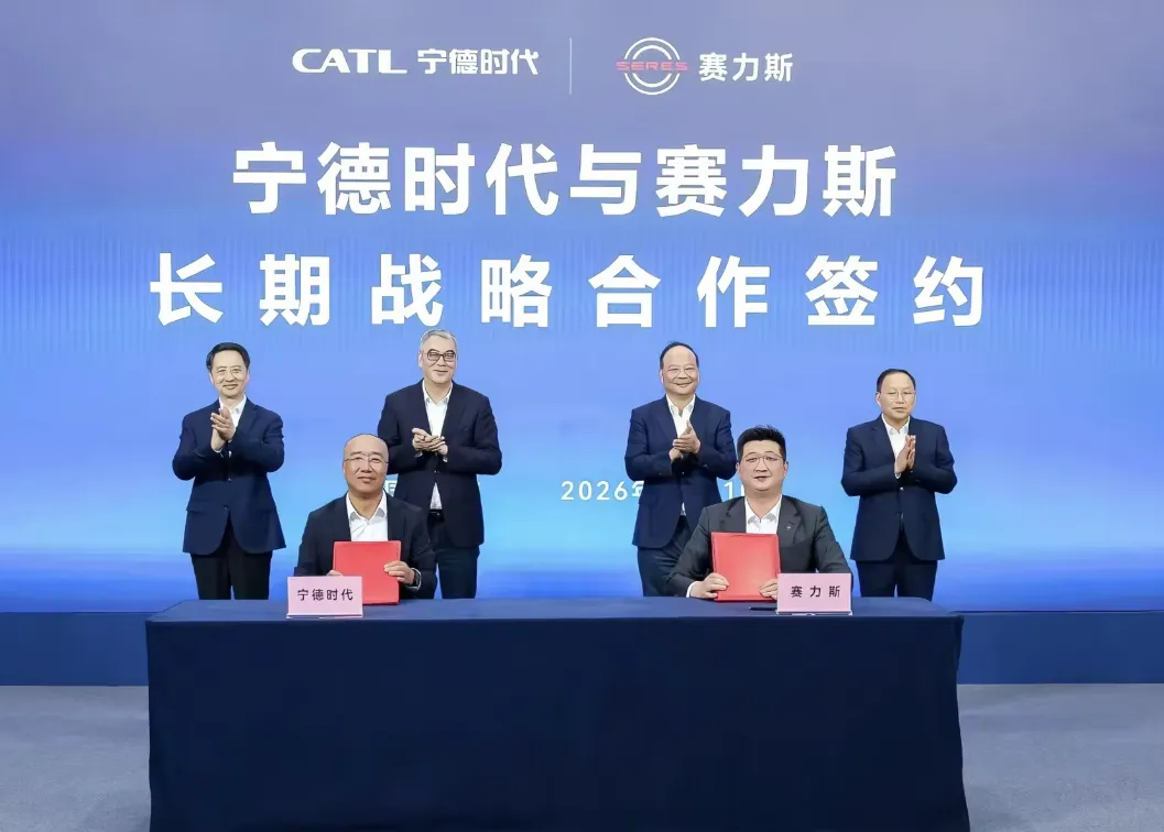 赛力斯与宁德时代达成长期战略合作。这是要加速推进厂中厂二期建设，扩建厂中厂产能。所以宁德时代以后会变成高端车的合作者，谁用宁德时代谁的品牌就意味着高端。他贵是因为产品好，而不是盲目的贵。这也是宁德时代助力问界汽车出海，所以赛力斯要脱离华为单飞，就是要走海外的路线。国内市场的份额，同是鸿蒙智行里的唯一