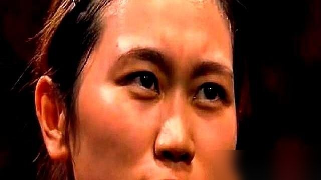 王曼昱夺冠，但真正该警惕的是那个拿亚军的日本削球手。
佐藤瞳，世界排名从第13直接干到第8，创生涯新高，挤进日本女乒前三主力。靠的不是运气，是把陈幸同磨到崩溃、触发轮换发球法逆转晋级。半决赛先丢一局，摸透旋转就翻盘，决赛输王曼昱不丢人，0比4但后三局比分在咬。
更狠的是，她成了WTT大满贯史上第