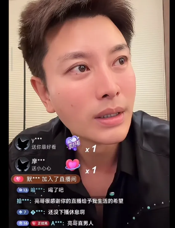还记得贾乃亮之前说，自己坚持直播是因为无戏可拍。当时还有人嘲讽演员沦落到带货，结果人家转头就用成绩说话——双11首日直接干出5.7亿，从大清早播到后半夜，十几个小时不歇气，嗓