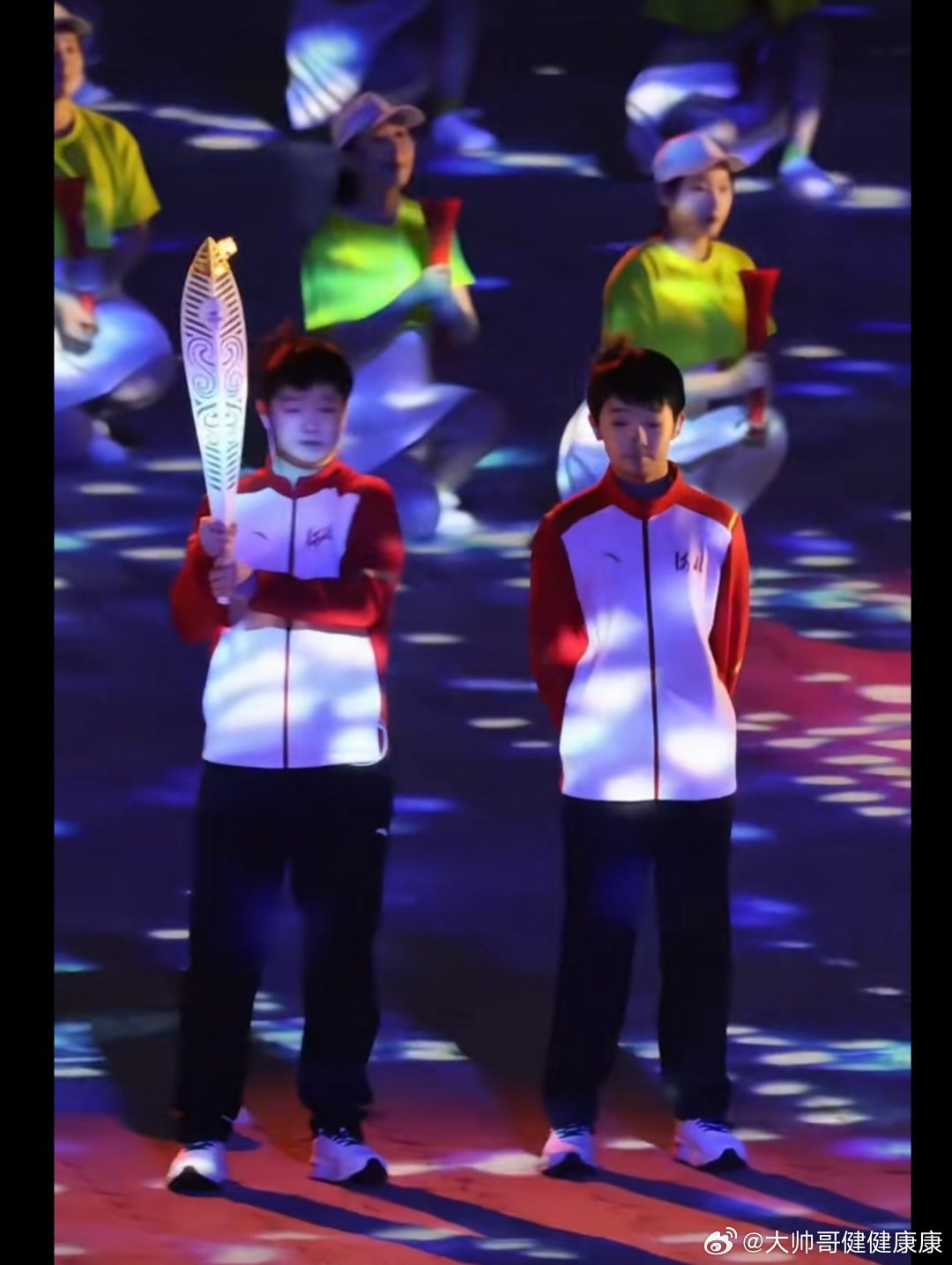 #孙颖莎站错位了#原来是这样啊！小孙同学真的是太可爱了，让和她一起的小队员也跟着一点一点挪到光圈里来，要不大家看不清她俩的小脸蛋啊！[给你小心心][给你小心心][给你小心心] ​
