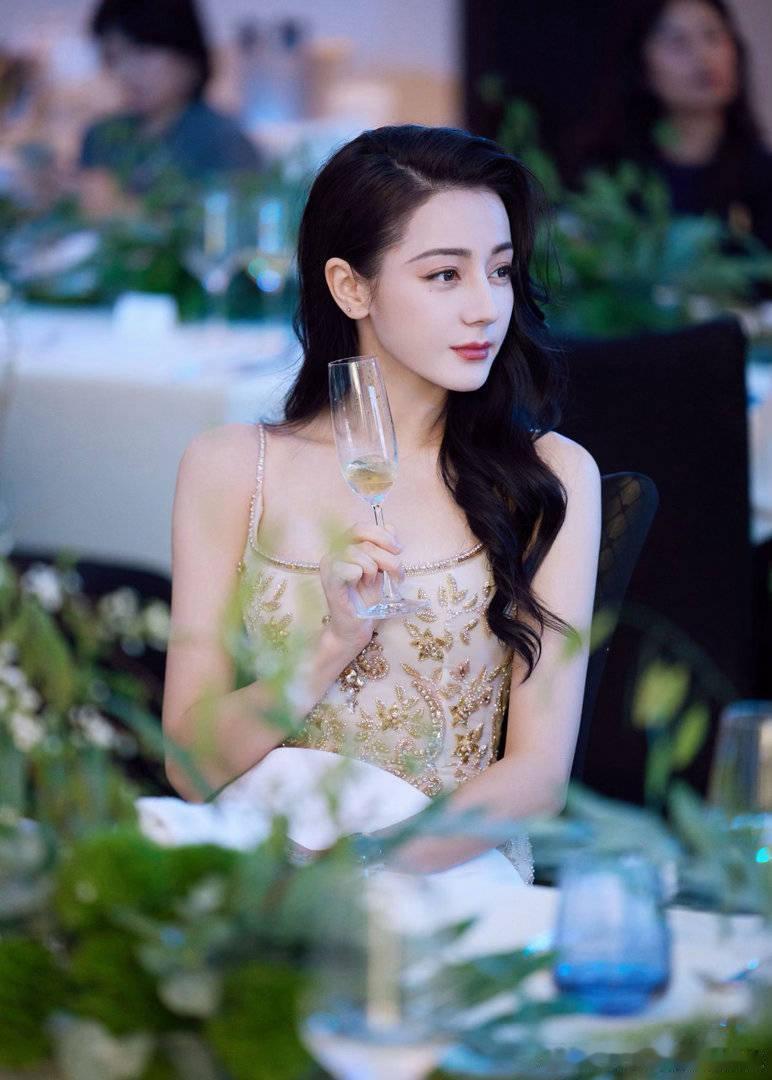 我没有不知足啊 我只是想再看这样的妆容和发型​