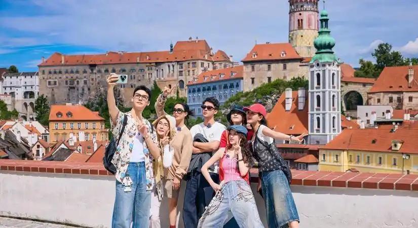 《花儿与少年8》开播五天播放量逼近9700万，热度爆了口碑却一路走低。
节目前期拿“双数季必抓马”做宣传，主打陌生嘉宾真实碰撞，结果正片全员客气疏离，像一场走流程的团建。
吴君如见面会优先主动和邓为、王星越互动，一旁周冬雨、殷桃、林依晨没有搭话，被网友解读为流量导向的社交选择。陪看环节 ​