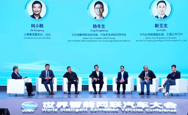 自动驾驶大佬吵起来了，何小鹏要跳过L3，比亚迪说这道坎绕不过去。
10月21日，六位产业链大佬同台聊自动驾驶。最核心的分歧就一个：L3，到底跳不跳？
何小鹏态度很硬：跳过。他试过某德系车的L3，一天只激活几分钟，“转了责任，没转安全，也没转体验”。他的时间表是L4技术2028年下半年落地，政策放开拖