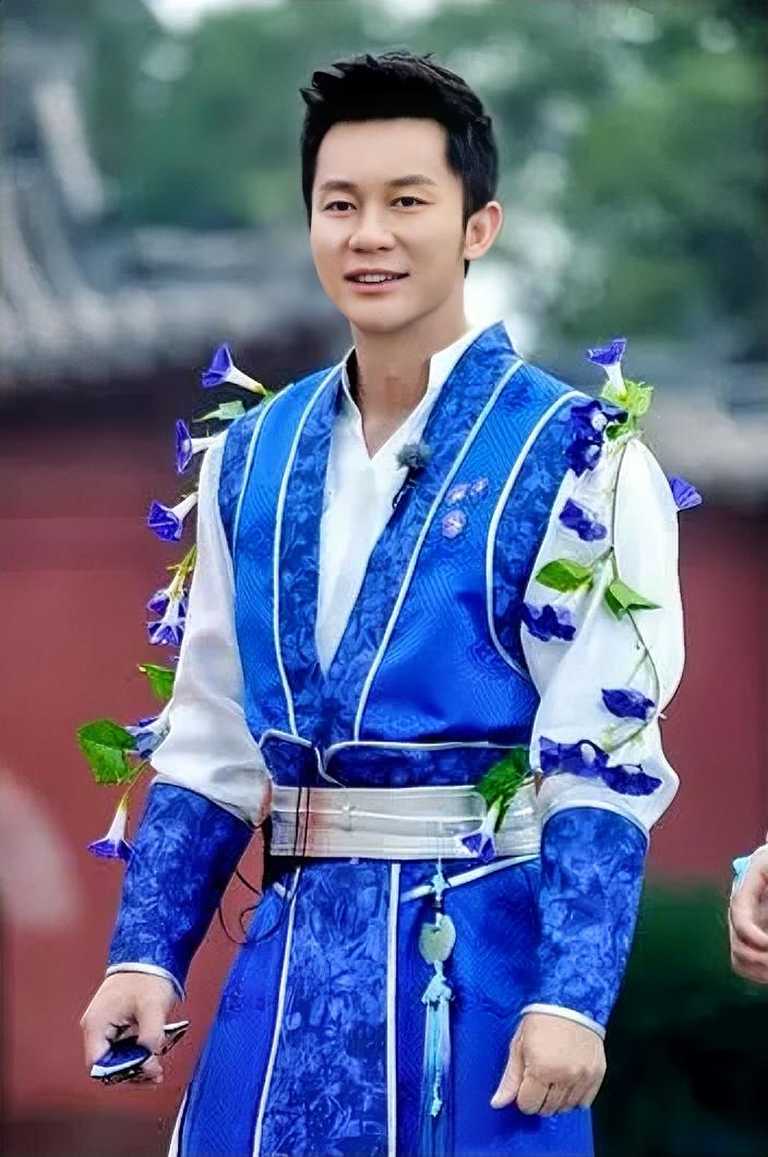 49岁李晨的遗憾：十二年综艺封神，终究弄丢了演员自己
 
回看娱乐圈，最让人唏嘘的中年演员落差，莫过于李晨。
 
如今快五十岁的他，十二年坚守《跑男》常驻席位，几乎放弃了所有影视拍戏、外综艺资源。常年综艺曝光，让他收获了稳定热度与收入，却也彻底和影视圈脱节。
 
现在的他，综艺标签根深蒂固，戏路彻底