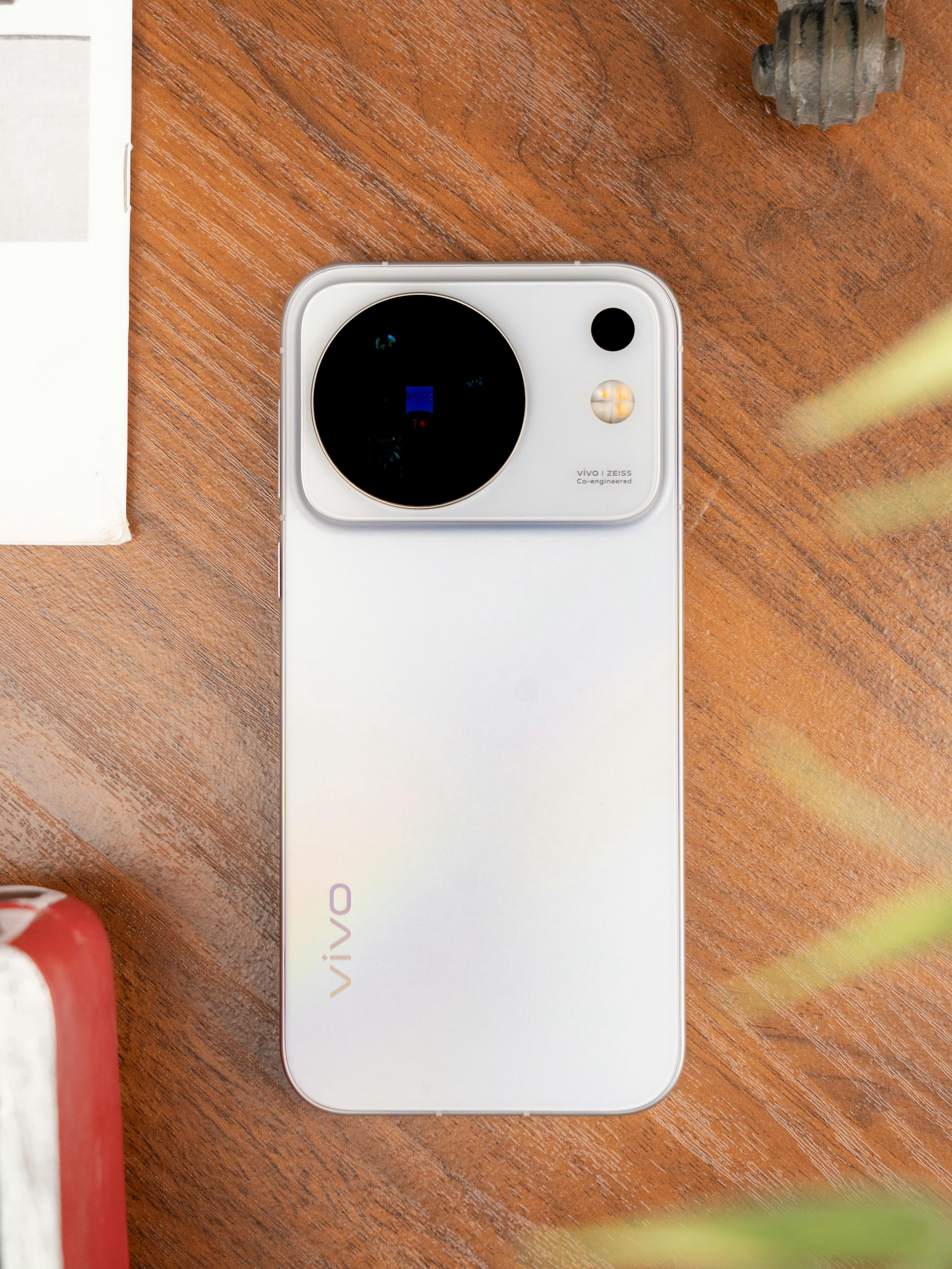 #vivoX500系列首曝#你多久没见过一台“一眼就能认出来”的手机了？

vivo X500系列这次主打的配色，太有辨识度了，标准版晴天配色，拿在手里真的有种情怀感，光影照射下，像把一片干净的彩虹，攥在掌心，年轻干净不张扬。Pro Max的大地回声就完全是另一种气质了，简洁沉稳高级，有种成熟商务的分寸感。 ​