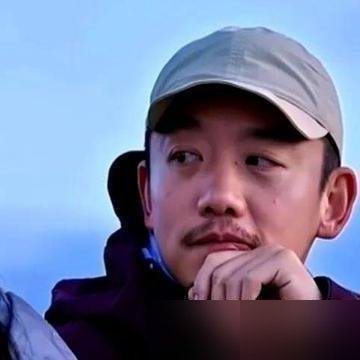 航班都错了，一家五口在机场白等俩小时。郑恺没甩脸子，转身就去改签，顺手把俩孩子揽过来。苗苗那边没一句埋怨，蹲下给娃擦汗，喂水。
搁普通夫妻身上，这场景早炸了。一个怪你没看清，一个吼你催什么催。他俩愣是没红脸。
细看这半年，巴厘岛度假刚晒完五口同框，苗苗又带着娃在温哥华陪读，凌晨三点半起来做早饭。