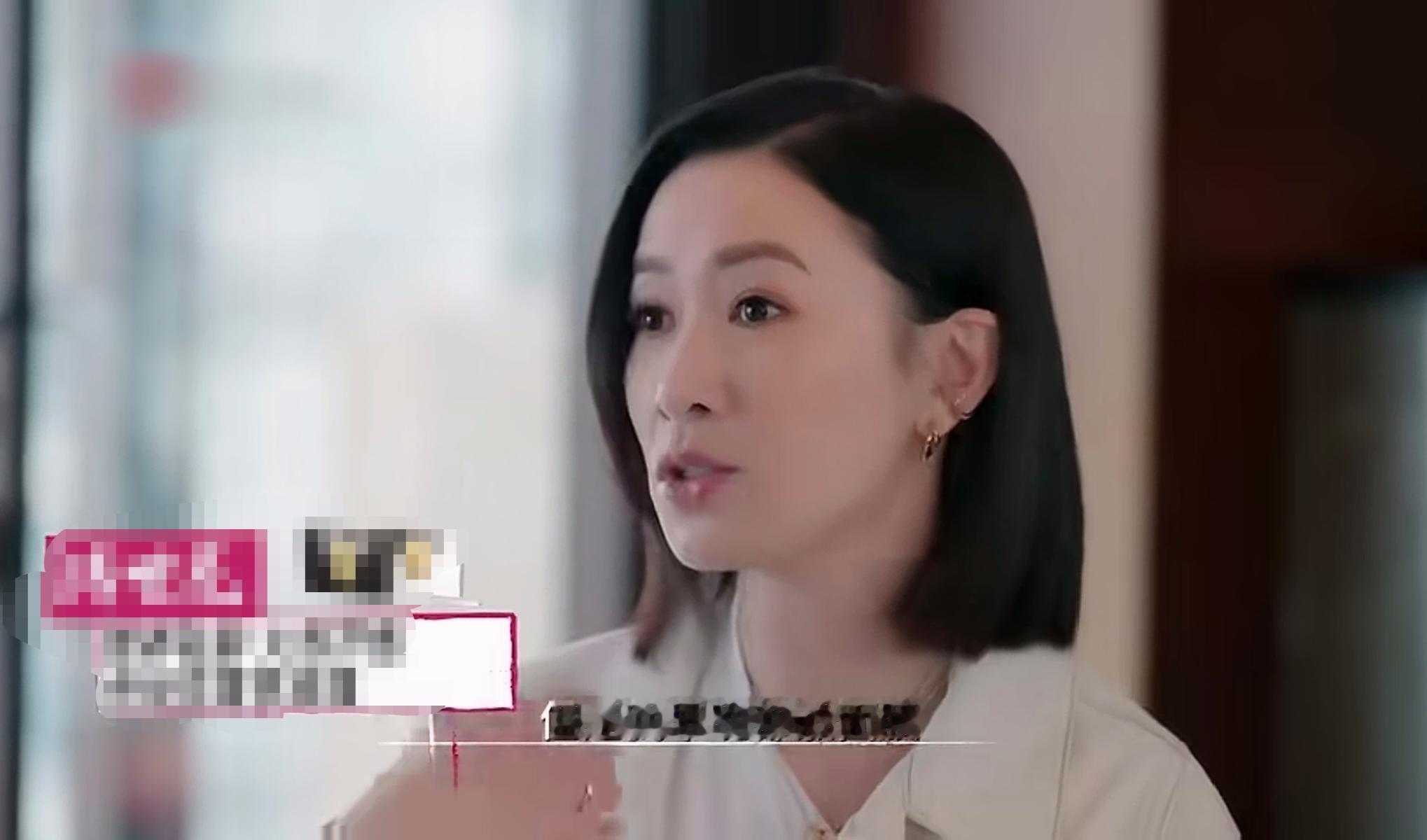 刘嘉玲:“你会花很多时间去保养皮肤吗”
佘诗曼:“也没有很多时间，因为平常拍戏，其实没那么多时间，但是我早晚都敷面膜，卸妆我卸四次，每天”


卸妆卸四次，太干净了吧！怪不得佘诗曼皮肤那么好。

作为演员的她，拍戏上妆厚重、熬夜频繁，肌肤负担远比普通人更重。别人卸妆可能草草一遍应付了事，她深知彩妆残