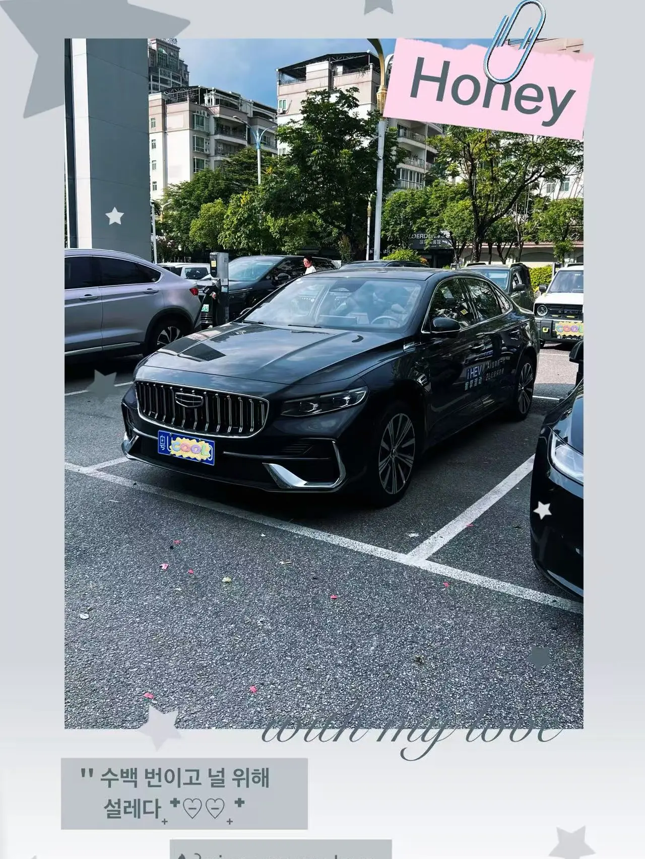【这车，夏天开简直爽翻！】
	
刚坐进星瑞i-HEV，手机“咔嗒”一点，座舱秒变冰窖！这预冷功能太懂大夏天了，不用再像蒸桑拿似的等空调起效。上车就凉飕飕，方向盘都不烫手，连媳妇都夸这混动车聪明。
	
路上油门一踩，电机悄咪咪助力，超车比喝冰可乐还顺溜。最绝的是油耗，加满一箱能跑小半个月，钱包和心情都轻松。这趟夏日自驾，全靠星瑞i-HEV的“远程制冷+混动省油”组合拳，晒朋友圈直接被问爆！兄弟们，夏天选它，真香！#吉利星瑞 @吉利汽车