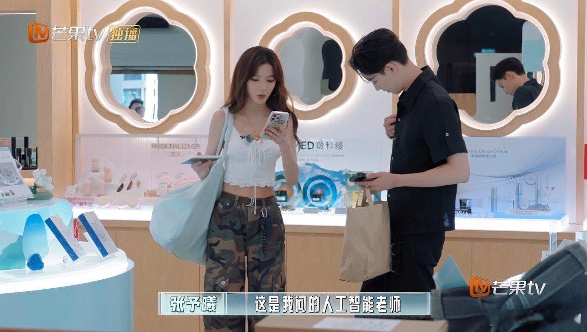 #周峻炜是张予曦的英语助教吧# #伦敦合伙人#为了海外地推能够顺利完成，张予曦恶补英语话术，周峻炜耐心协助校正发音，即兴情景演绎，沉浸式学习氛围扑面而来。 ​