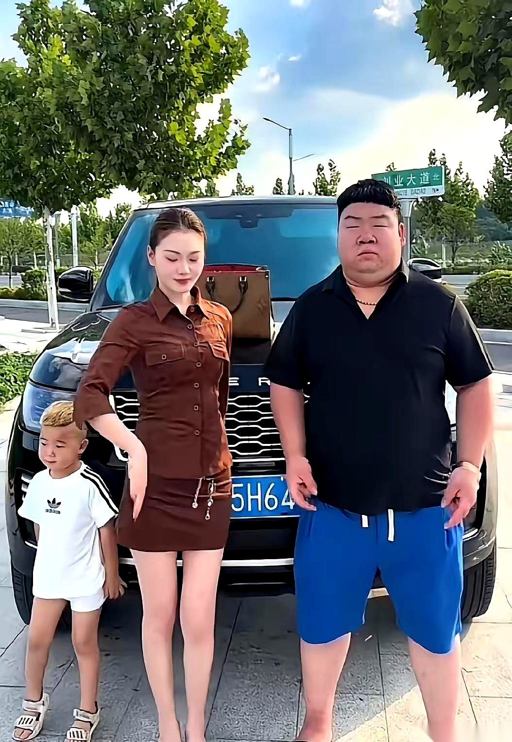 200多万的路虎揽胜，2万多的LV，老婆的超短裙大长腿，外加一个顶着黄毛锅盖头的儿子。
沁阳这小县城街头，硬是给这位“李公子”整出了一股子塑料戛纳红毯味。
这哪里是记录生活，这分明是恨不得把“老子有钱”四个大字刻在全家人的脑门上。
说真的，刷到这摆拍，我没忍住翻了个大白眼。
在咱们这种屁大点的地方，